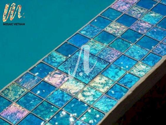 Gạch mosaic hồ bơi đính đá