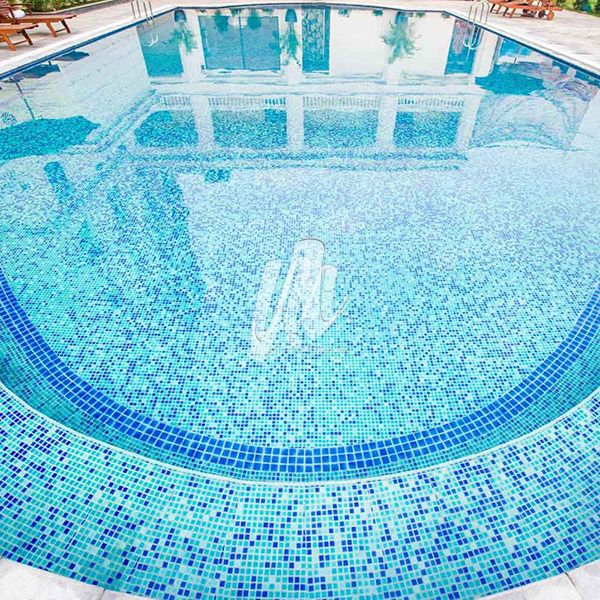 Gạch mosaic gốm ốp lát bể bơi