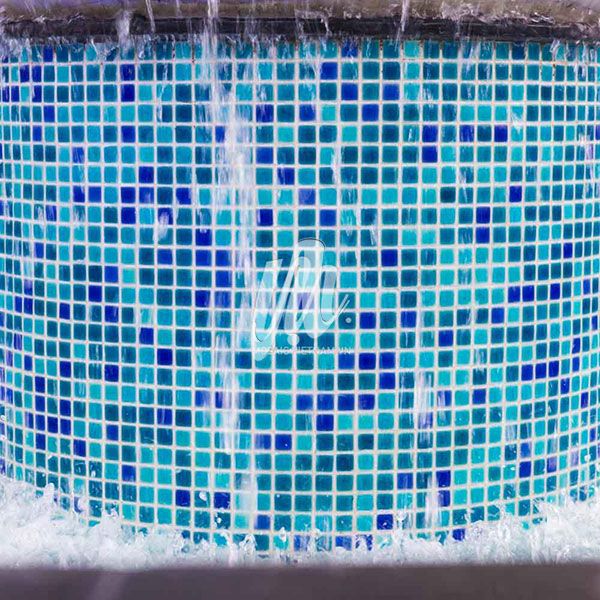 Gạch ốp thành bể bơi Mosaic phối 3 màu xanh được ốp ở cột phun nước bể bơi