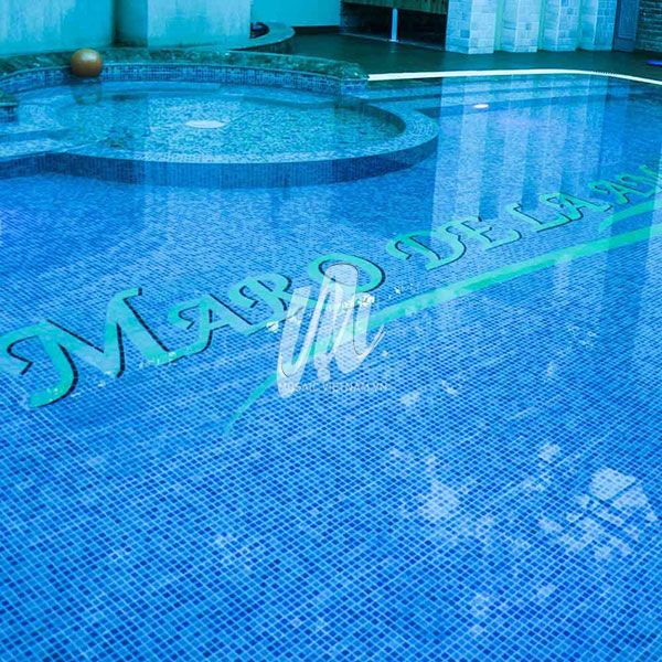 Lát gạch mosaic thể hiện thương hiệu