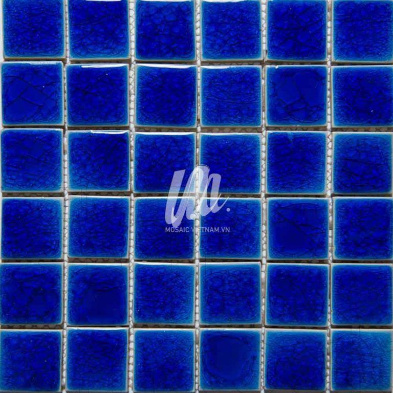 Gạch mosaic bể bơi xanh đậm tạo được chiều sâu cho không gian bể bơi
