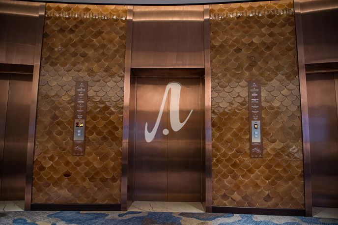 Gạch mosaic ốp thang máy