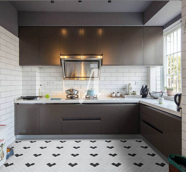 Gạch mosaic tam giác lát sàn bếp