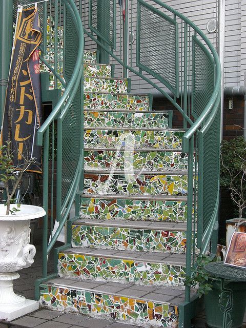 Ghép mosaic trang trí cầu thang ngoài trời