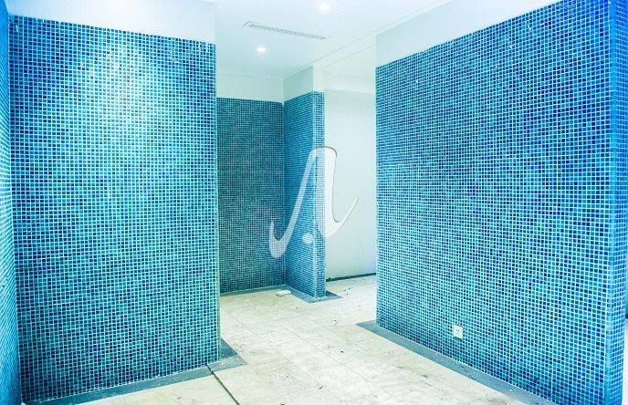 Nhà tắm ốp gạch mosaic vuông màu xanh