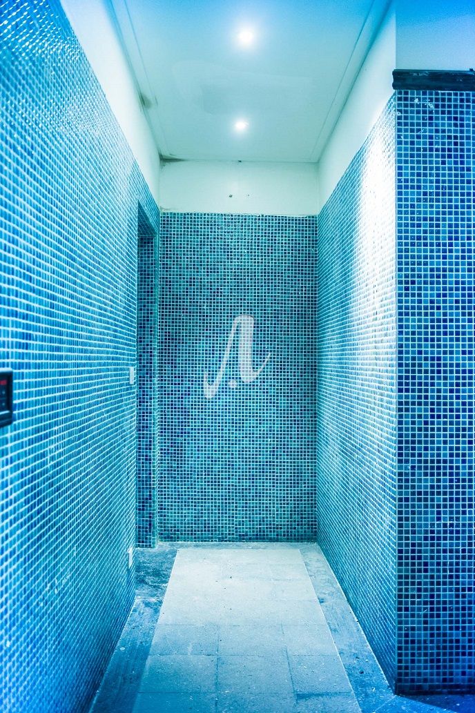 Ốp nhà tắm bằng gạch mosaic vuông