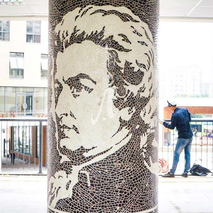 Cột trụ ở hành lang lớp học được trang trí đầy tinh tế, nghệ thuật từ gạch mosaic với hình nhà soạn nhạc Mozart nổi tiếng