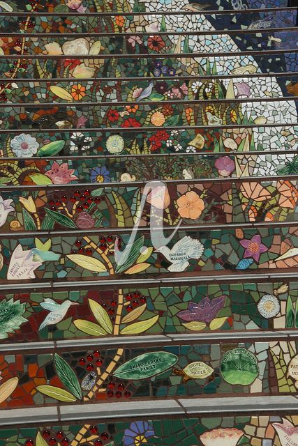 Tranh mosaic trang trí cầu thang
