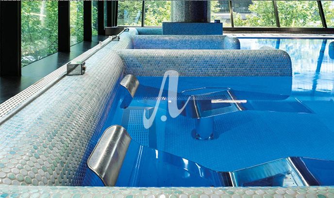 Bể bơi tạo ấn tượng mạnh với nhiều sắc xanh xen kẽ từ gạch mosaic tròn