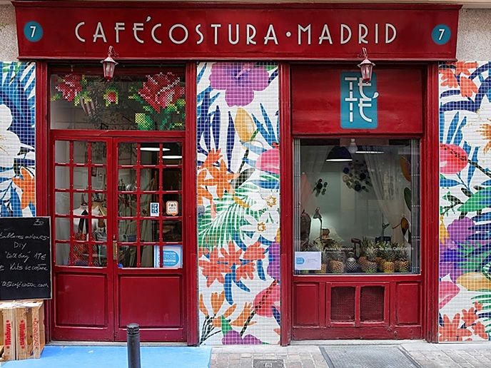 Tạp nên một bức tranh độc đáo và đẹp mắt từ gạch mosaic hình vuông nhỏ