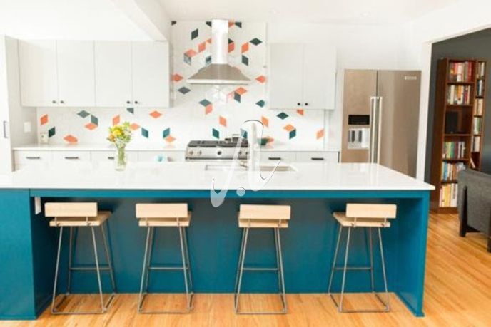 Điểm xuyết với sắc cam và xanh trên nền gạch trắng giúp căn bếp bớt đơn điệu