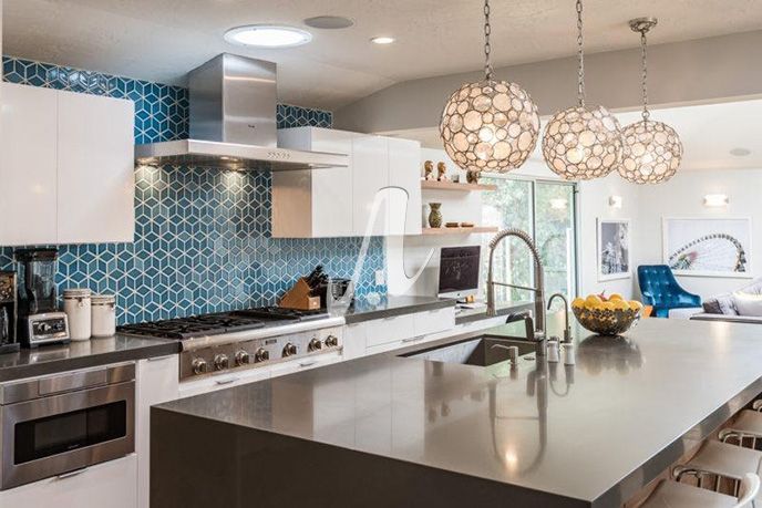 Phòng bếp xanh mát, có chiều sâu hơn với gạch Mosaic hình thoi xếp khối lập phương ốp tường