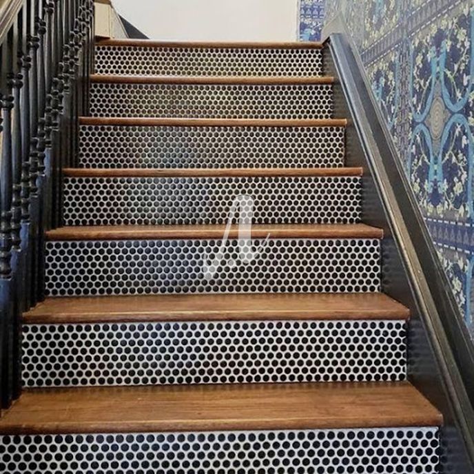 Cầu thang đẹp sang trọng với gạch mosaic tròn đen ốp cổ bậc