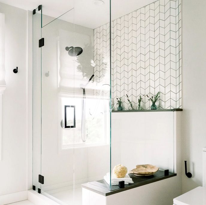 Phòng tắm thật tinh khôi và trang nhã với tông nền gạch trắng thiết kế hình thoi