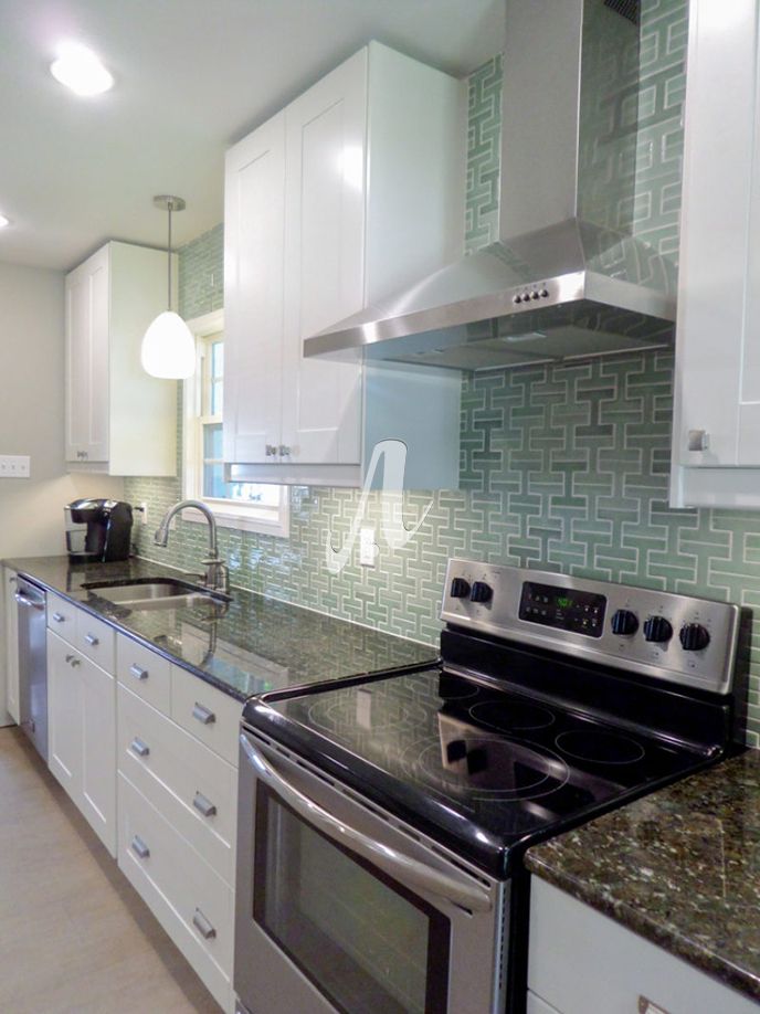 Phòng bếp nền nã và giàu tính thẩm mỹ với gạch mosaic chữ H trộn màu xanh ghi ốp tường