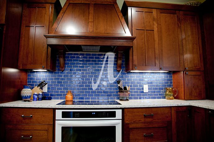 Gạch chữ nhật mosaic màu xanh ốp tường bếp