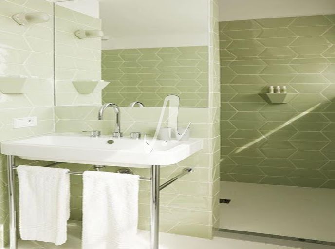 Phòng tắm mang phong vị hoài cổ, trầm mặc của thời gian với gạch xanh rêu nhạt kết hợp trắng xanh rêu