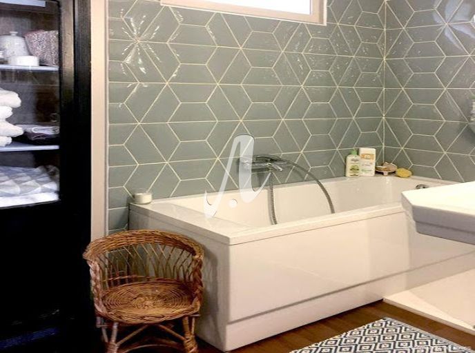 Phòng tắm đẹp nền nã, giản dị và ấn tượng với gạch Mosaic hình thang màu xám