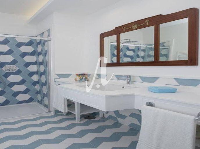 Cách bài tri hình chữ nhật và phối màu với tông màu nhã nhặn mang đến cảm giác dịu nhẹ cho phòng tắm 
