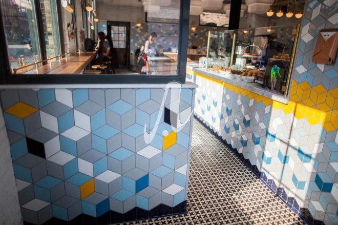 Gạch mosaic hình thoi ốp quầy bar quán cafe