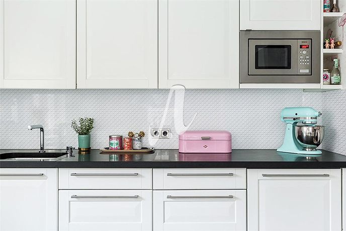 Lát gạch Mosaic màu trắng kích thước nhỏ giúp căn bếp trông thật trang nhã, lịch sự
