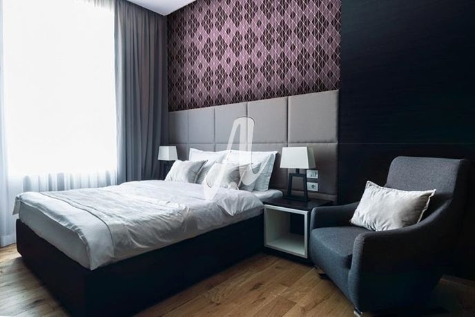 Phòng ngủ trở nên huyền bí hơn với cách phối 2 loại gạch tam giác màu tím