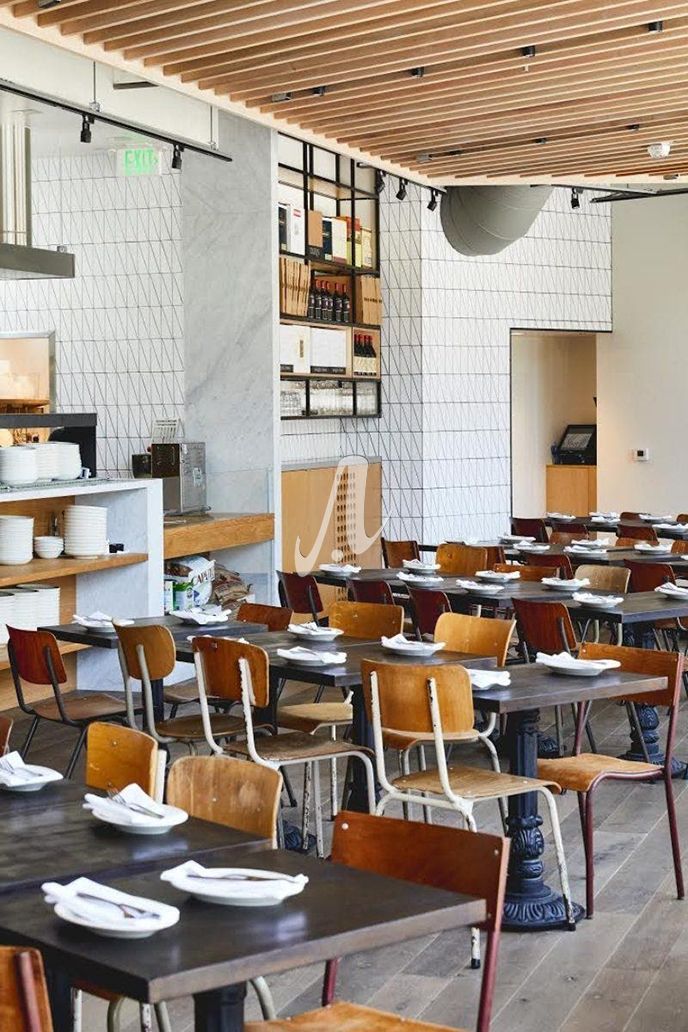Lát gạch trắng giúp không gian nhà hàng rộng và sáng sủa hơn