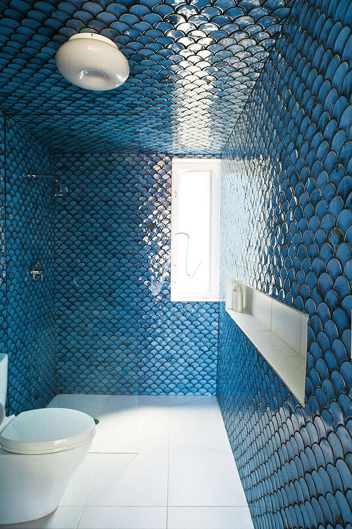 Gạch mosaic vảy cá xanh dương ốp phòng tắm