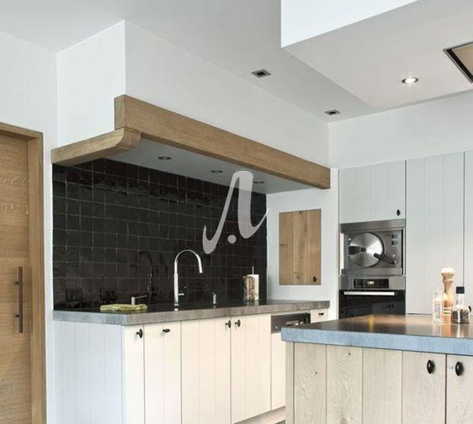 Sử dụng màu gạch đối lập với nội thất căn bếp mang đến hiệu ứng tương phản, nổi bật
