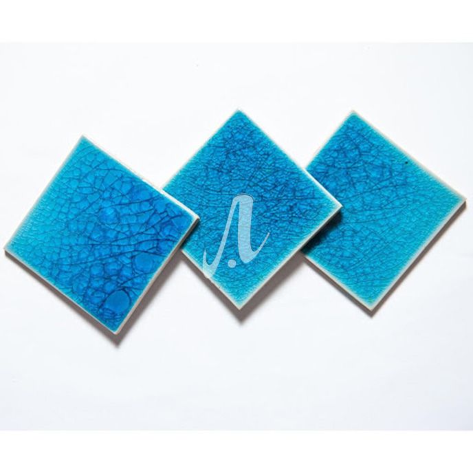 Gạch mosaic vuông với thiết kế vân rạn cùng màu men xanh tạo cảm giác mới mẻ