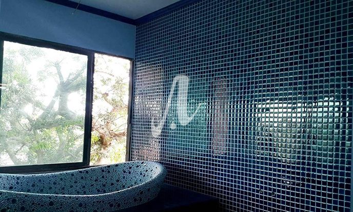 Gạch mosaic gốm tráng men bóng khiến diện tường phản xạ ánh sáng tốt, tạo không gian sang trọng