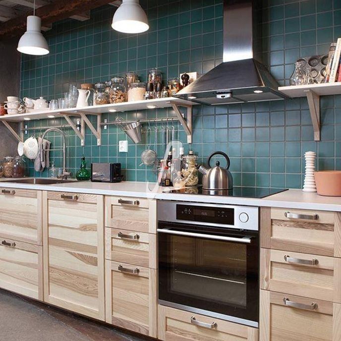 Tường bếp được ốp gạc màu xanh cổ vịt lì tạo điểm nhất với nội thất gỗ