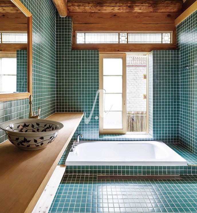 Gạch mosaic vuông xanh lục bảo kết hợp với nội thất gỗ mang cảm giác thiên nhiên, gần gũi cho phòng tắm