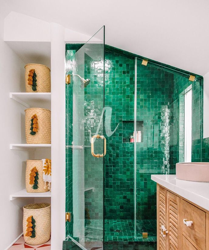 Căn phòng tắm hiện lên như một khu vườn xanh mát, giàu sức sống với gạch mosaic xanh lá cây đậm bóng