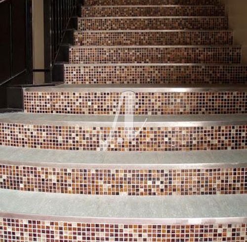 Phối trộn gạch mosaic vuông các tông màu nâu ốp cổ bậc cầu thang đẹp mộc mạc, giản dị và thu hút