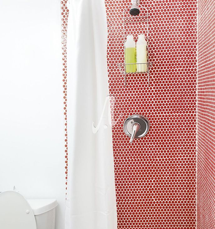 Sử dụng gạch mosaic tròn màu đỏ trang trí phòng tắm đơn giản mà đẹp mắt