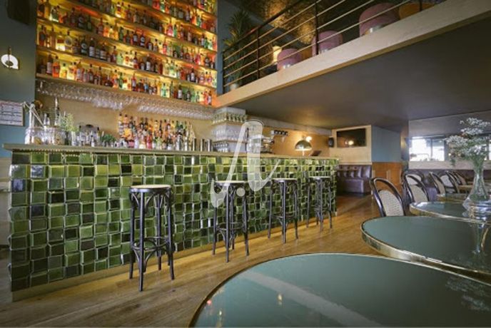 Trang trí quầy phục vụ với gạch mosaic 3D tạo không gian sống động cho nhà hàng