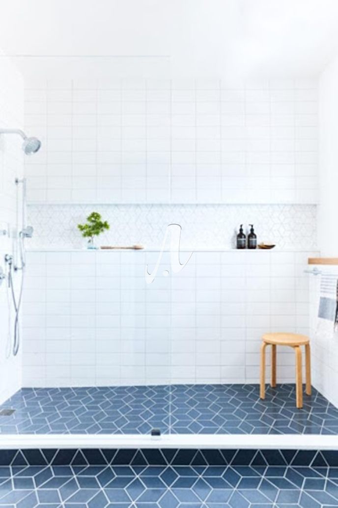Sàn nhà tắm đơn giản nhưng không kém phần sang trọng với thiết kế gạch hình thoi màu tím than