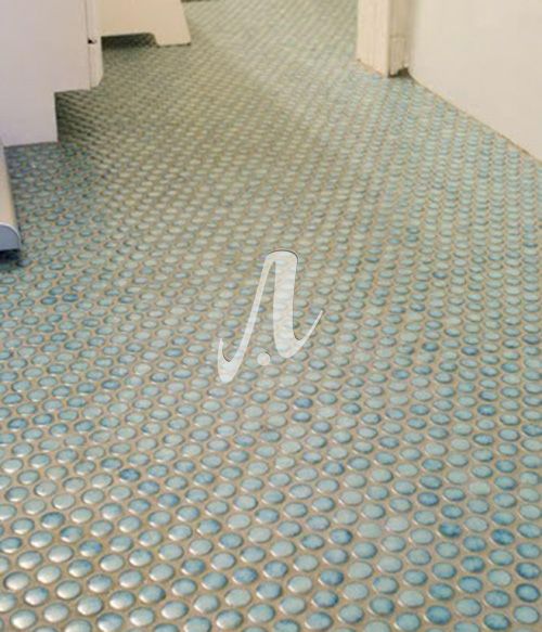 Sàn nhà tắm như có hàng ngàn giọt nước mát lành với gạch mosaic tròn sắc xanh