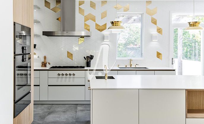 Sử dụng gạch tam giác vàng kim trên tông nền trắng giúp tạo điểm nhấn cho căn bếp của bạn