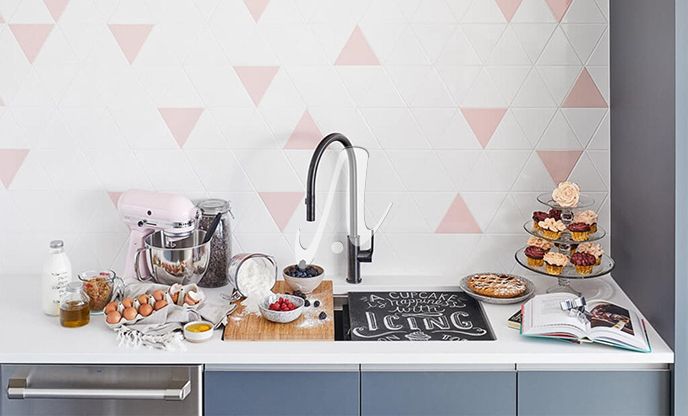 Căn bếp thêm phần mộng mơ và lãng mạn với cách phối màu tông hồng trắng đan xen