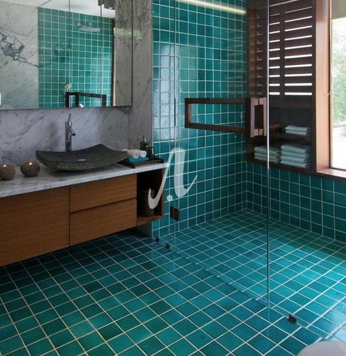 Tạo nên tổng thể hài hòa cho phòng tắm với gạch dán tường và sàn cùng kiểu dáng, tông màu