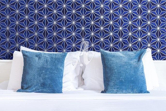 Cách phối hợp gạch tam giác màu xanh đậm nhạt đan xen tạo nên hình cánh hoa giúp phòng ngủ bắt mắt hơn