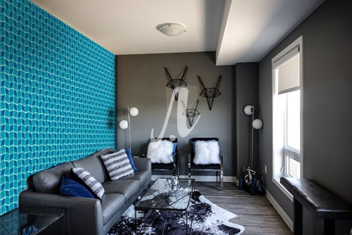 Bức tường nổi bật hơn và tạo cảm giác mát mẻ cho phòng khách nhờ sử dụng gạch hình thoi xanh da trời và xanh lam đậm