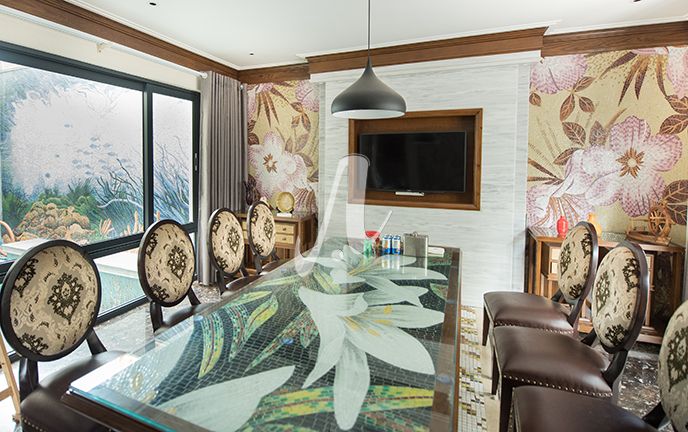 Không gian phòng ăn đẹp và thu hút hơn với mặt bàn được trang trí bằng hình hoa loa kèn