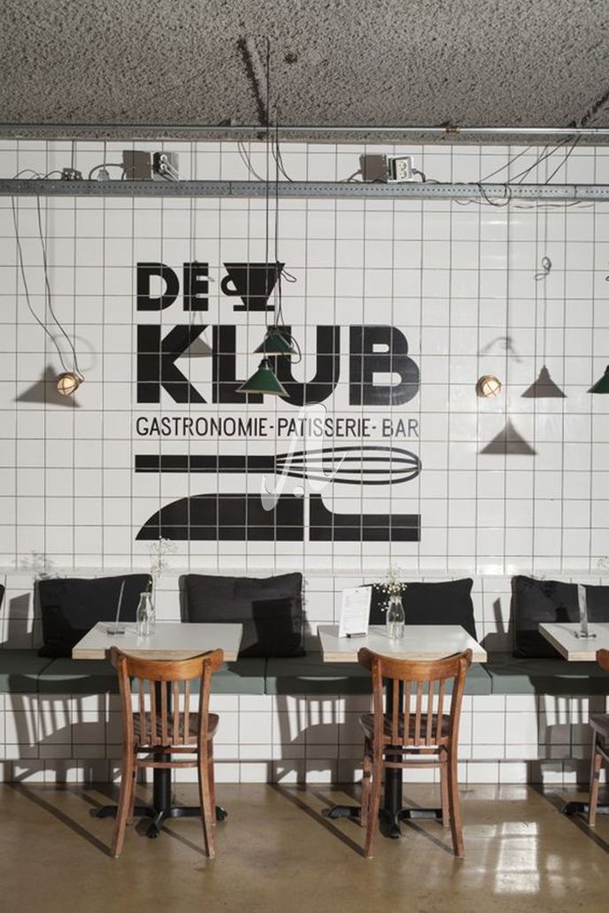 Sự sắp xếp tinh tế và tài tình của gạch mosaic giúp bức tường quán sinh động hơn với hình ảnh độc đáo