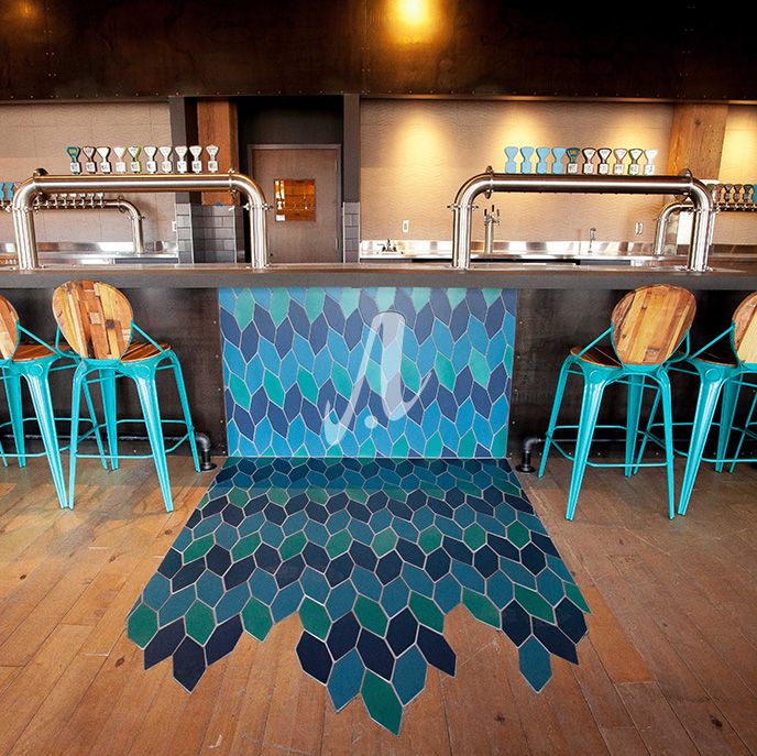 Cách trang trí độc đáo cho quán với gạch mosaic lát sàn và quầy bar hình cọc rào