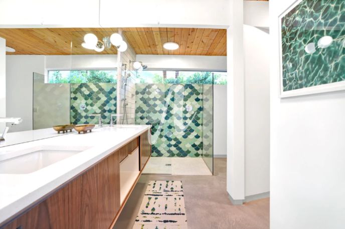 Khoảng tường sử dụng gạch ốp mosaic với màu xanh mướt mắt tạo nên điểm nhấn đặc biệt cho không gian phòng tắm sang trọng