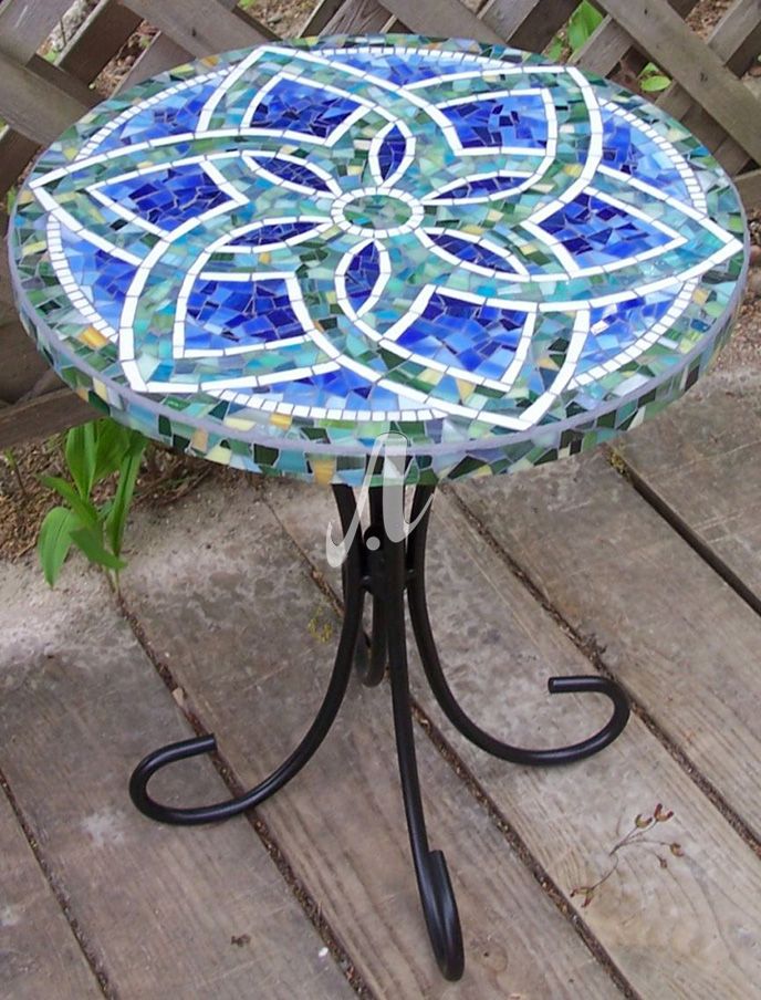 Tạo hình thanh nhã với tạo hình bông hoa màu xanh trắng từ gạch mosaic
