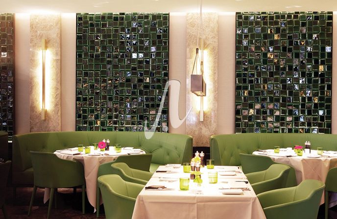 Diện tường ốp gạch mosaic 3D vuông xanh đồng, phản chiếu ánh sáng đa chiều sống động